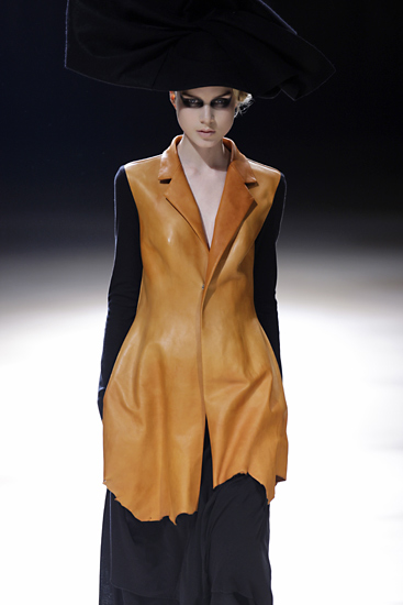 Yohji Yamamoto Catwalk Fashion Show : Team Peter Stigter, catwalk show ...